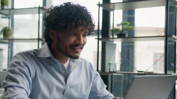 Amazed Vzrušený Arabský Indický Latin Muž Oslavit Obchodní Úspěch Kanceláři — Stock video
