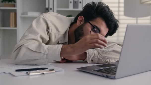 疲惫疲惫困倦的男性经理疲惫疲惫疲惫的阿拉伯印度商人雇员工作电脑无聊的远程工作男人在办公室午睡过度劳累无精打采的睡眠 — 图库视频影像