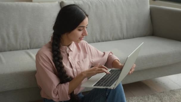 Arab Indiai Boldog Segítségével Laptop Számítógép Eszköz Pihenni Padlón Otthon — Stock videók