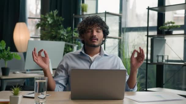 조용한 아라비아 사업가 사무실 책상에서 편안한 비즈니스 Ceo 고용주 컴퓨터 — 비디오