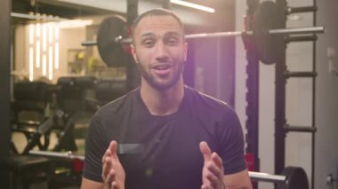Dost canlısı fitness eğitmeni Afrikalı Amerikalı etnik sporcu erkek sporcu sporcu sporcu atlet blogger vlogger kamera karşısında jimnastik konuşmasında vlog adı verilen egzersiz spor kanalı videosu konuş