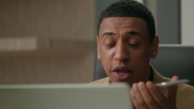 Sinirli adam, Afrikalı Amerikalı yönetici, memnun olmayan kızgın iş adamının, online toplantıda duygusal tartışmalarını, cep telefonundan gelen sesli mesajları, cep telefonu öfkesini,