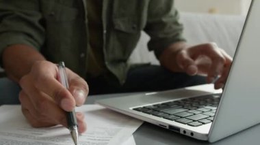 Bilinmeyen serbest çalışan, uzak işlerde çalışan erkek, ev işleri gazeteleri yazıyor, iş görüşmeleri, internet projeleri, dizüstü bilgisayarlar, kredi kredileri, ipotek belgeleri, evdeki vergi evraklarını dolduruyor.