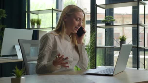 Przepracowany Zły Biały Kobieta Dziewczyna Zestresowany Businesswoman Rozmawiać Telefon Komórkowy — Wideo stockowe