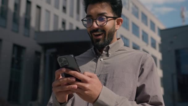 Indiska Arabiska Man Kille Arbetsgivare Entreprenör Chock Fantastisk Läsa Nyheter — Stockvideo
