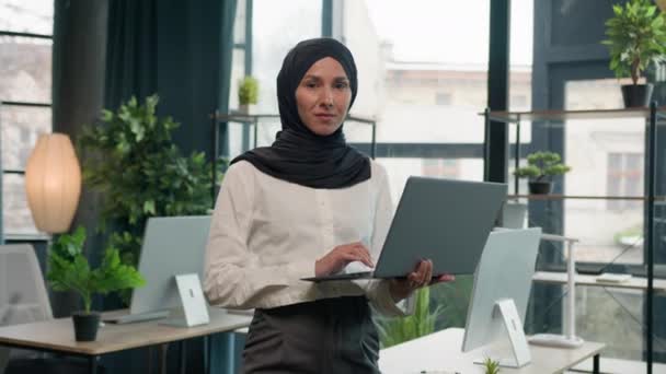 Ισλάμ Επιχειρηματίας Hijab Αραβική Ινδική Μουσουλμανική Ισλαμική Γυναίκα Επιχειρηματίας Επιχειρηματίας — Αρχείο Βίντεο