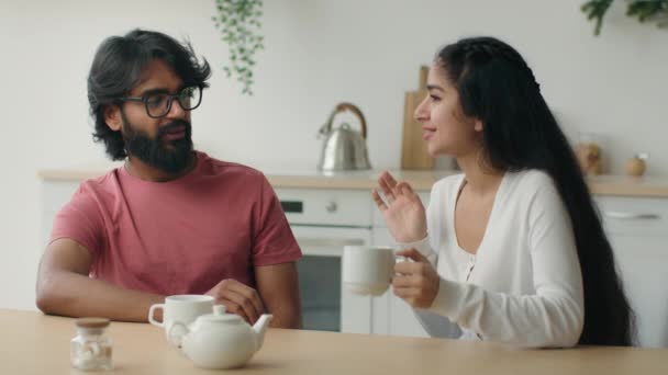 Dua Teman Wanita Dan Pria Berbicara Dapur Gadis Berbicara Dengan — Stok Video