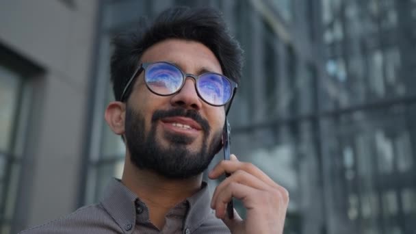 Close Talk Telefoon Arabische Zakenman Spreken Mobiele Telefoon Gesprek Buiten — Stockvideo