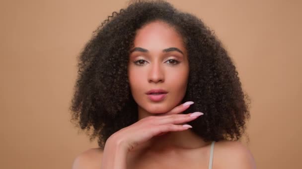 Bella Giovane Donna Afroamericana Ragazza Con Perfetta Pelle Liscia Sana — Video Stock