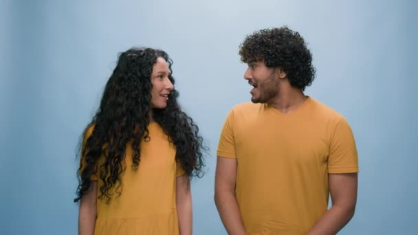Porträt Blauem Hintergrund Studio Diverse Multirassische Paar Einander Erstaunt Überrascht — Stockvideo