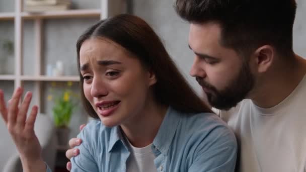 Kafkas Erkek Koca Özür Diliyor Karısını Sakinleştirmeye Çalışıyor Suçluluk Duygusu — Stok video