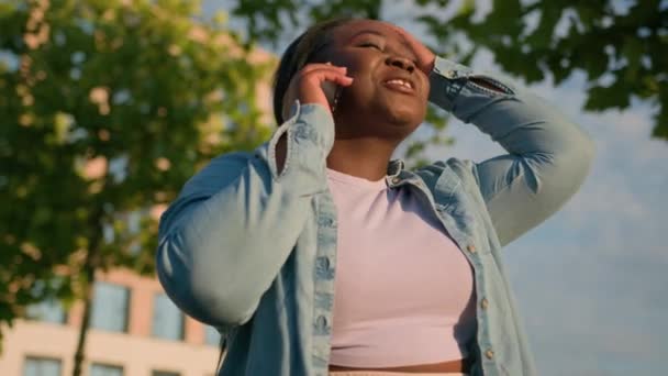 Glad Afrikansk Amerikansk Kvinde Studerende Pige Udendørs Byen Nær Universitetet – Stock-video