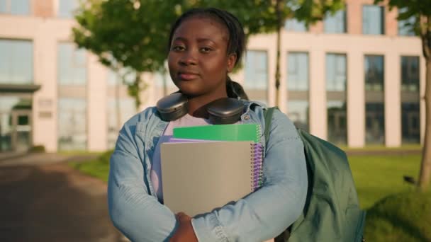 Retrato Mujer Afroamericana Universidad Universidad Campus Academia Estudiante Adolescente Estudiante — Vídeo de stock