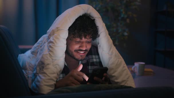 Gadget Sociale Medier Telefon Narkoman Indisk Fyr Hispanic Mand Arabian – Stock-video