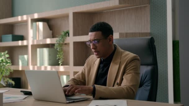 Homem Negócios Escritor Afro Americano Empreendedor Pensativo Trabalhando Laptop Escritório — Vídeo de Stock