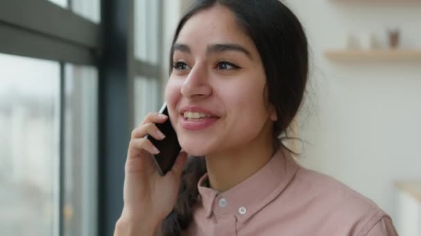 Alegre Riendo Indio Árabe Chica Gen Estudiante Hablar Móvil Oficina — Vídeos de Stock
