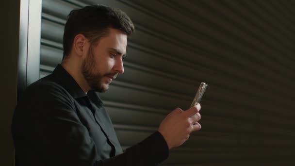 Összpontosított Férfi Üzletember Vállalkozó Munkáltató Vezérigazgató Kaukázusi Férfi Használ Okostelefon — Stock videók