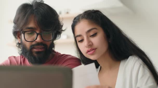 Indian Arabă Familie Cuplu Femeie Bărbat Folosesc Laptopul Citesc Documentul — Videoclip de stoc