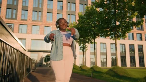 Glædelig Glad Ung Afrikansk Amerikansk Krop Positiv Size Kvinde Med – Stock-video