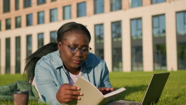 Афроамериканська Щаслива Жінка Університет Коледж Академія Студентка Підліток Дівчина Старша — стокове відео