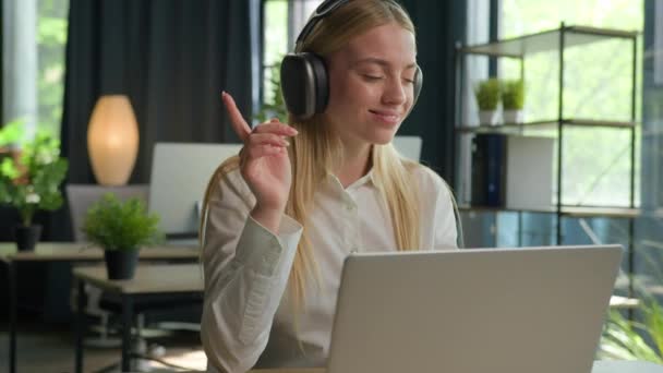 Uśmiechnięty Biały Biznes Dziewczyna Bizneswoman Pracujący Laptop Komputer Online Projekt — Wideo stockowe