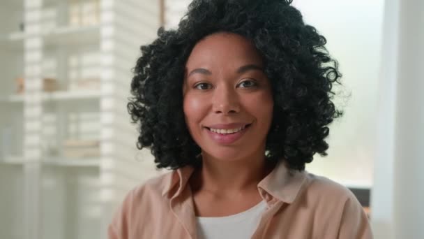 Close Portret Afro Amerikaanse Etnische Vrouw Gelukkig Glimlachend Meisje Mooi — Stockvideo