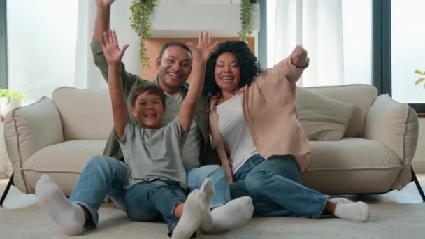 幸せな多民族家族 アフリカ系アメリカ人の両親 リビングルームのフロアのコーカサス人の子供の男の子 独自のアパート パパの子供の家のお祝い 興奮する父親の母親の息子は一緒に楽しい喜びを育てます — ストック動画