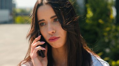Cep telefonuyla konuşan sinirli Arap bir kadın cep telefonuyla iş telefonuna cevap veren endişeli kız iş kadını endişeli bir şekilde kötü haber alıyor.