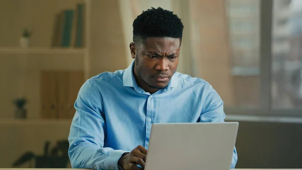 Upprörd Stressad Afroamerikansk Man Etnisk Ledsen Affärsman Som Arbetar Laptop — Stockfoto