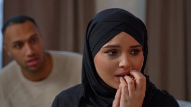 Çiftler kavga eder, ağlayan Müslüman kadın karısı kanepeye oturur, koca çığlık atar, karısını suçlar. Ayrılık evliliği istenmeyen hamilelik kıskanç Afrikalı Amerikalı adam aile içi anlaşmazlığı savunuyor