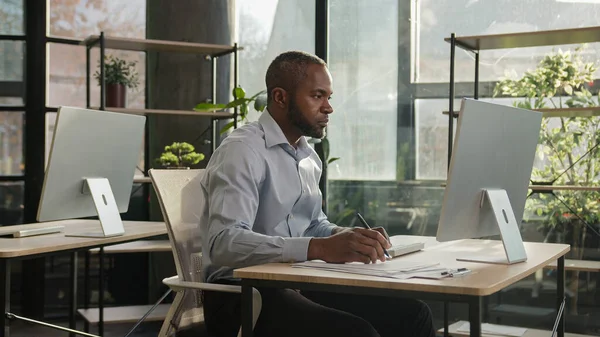 아프리카계 미국인 성숙한 사업가 남자는 사무실 매니저 노트에 카운트 청구서에 — 스톡 사진
