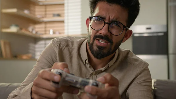 Indický Arab Muž Etnický Chlap Bavte Pohovce Hrát Online Videohry — Stock fotografie