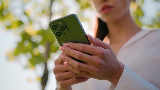 Close Mulher Usando Telefone Celular Livre Navegação Rede Social Verificando — Vídeo de Stock