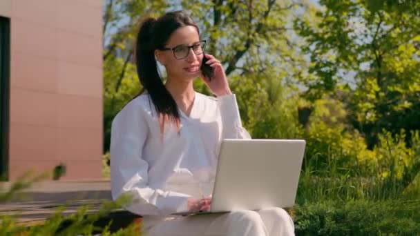 Sorrindo Hispânico Mulher Freelancer Empresária Menina Estudante Trabalho Laptop Falando — Vídeo de Stock