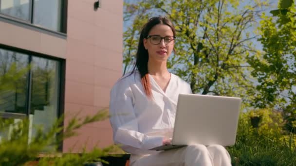 Mulher Hispânica Feliz Confiante Empresária Freelancer Empresária Estudante Trabalhando Laptop — Vídeo de Stock