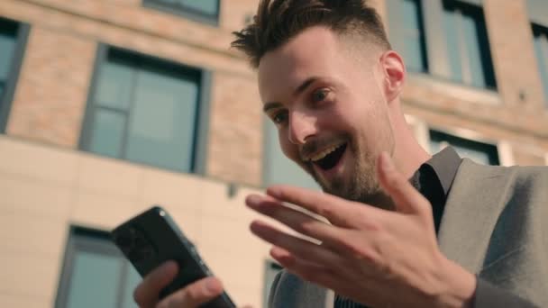 놀라운 행복한 사업가는 사무실 건물에서 전화에 소식을 Sms 메시지를 받는다 — 비디오