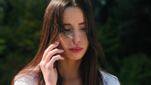 Close Zdenerwowany Sfrustrowany Arabski Kobieta Mówi Przez Telefon Komórkowy Zewnątrz — Wideo stockowe