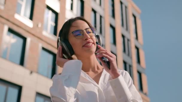 Mutlu Asyalı Kadını Bayan Bayan Öğrenci Kulaklıkla Şarkı Söylüyor Ofis — Stok video