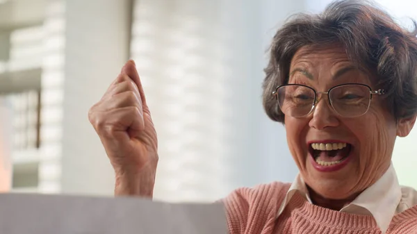 Kâğıt Okuyan Mutlu Kafkasyalı Yaşlı Kadın Orta Yaşlı Yaşlı Yaşlı — Stok fotoğraf