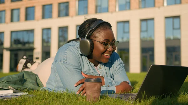 Afro Amerikan Mutlu Kadın Üniversite Akademisi Öğrencisi Genç Kız Kulaklıklarla — Stok fotoğraf