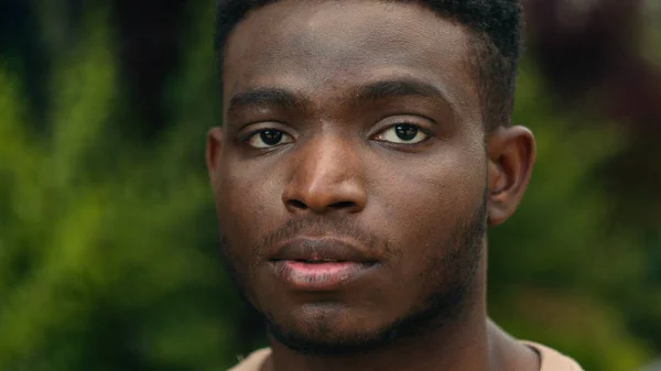 Kapalı Erkek Ciddi Bir Binyıl Genç Afrikalı Afrikalı Amerikalı Yakışıklı — Stok fotoğraf