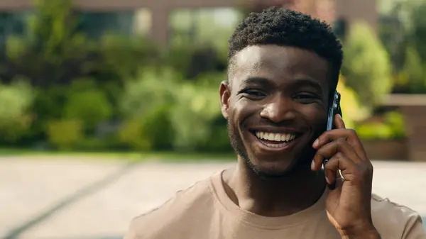 Africký Američan Šťastný Smích Radostný Muž Etnický Mluvení Mobilní Telefon — Stock fotografie