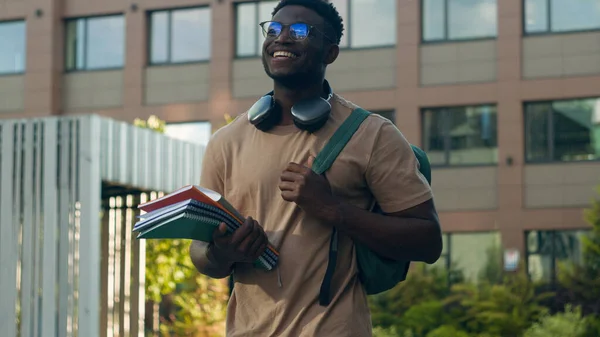Афроамериканец Счастливо Улыбается Студент Этнического Университета Мужчина Рюкзаком Школьная Сумка — стоковое фото