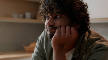 Düşüncelere dalmış düşünceli Hintli adam ev mutfağında rüya görüyor. Düşünceli, endişeli, sorunların çözümünü arayan Arap erkek. Yaratıcı plan üzerine kafa yoran, sıkıcı, kafa yoran,