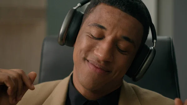 Despreocupado Hombre Afroamericano Relajado Hombre Negocios Feliz Los Auriculares Escuchar —  Fotos de Stock