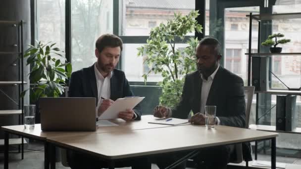 Dwóch Zróżnicowanych Wielorasowych Biznesmenów Kaukaski Mężczyzna Afroamerykańscy Biznesmeni Podpisujący Umowę — Wideo stockowe