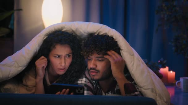 Gadget Internet Afhængige Multiracial Par Lykkelig Familie Mand Kvinde Kæreste – Stock-video