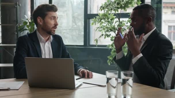 Two Diverse Multiracial Businessmen Emotional Talk Ideas Difficulties Discuss Laptop — Stock Video