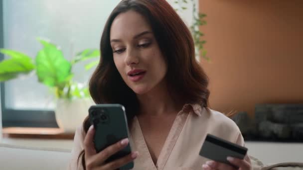만족스러운 코카서스 소지자는 온라인 소비자 소녀를 지불하기 모바일 전화를 사용하여 — 비디오