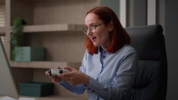職場休憩作業のコーカサスビジネス女性オフィスワーカー コンソールコントローラのビジネスマンがオンラインで遊ぶ中毒ビデオゲーム 誰も女の子が働く笑顔に捕まるのを見ていない間 — ストック動画